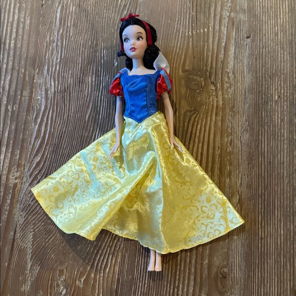 Disney Snow White dress / purse / crown and Barbie size M 7/8 - Picture 2 of 9
